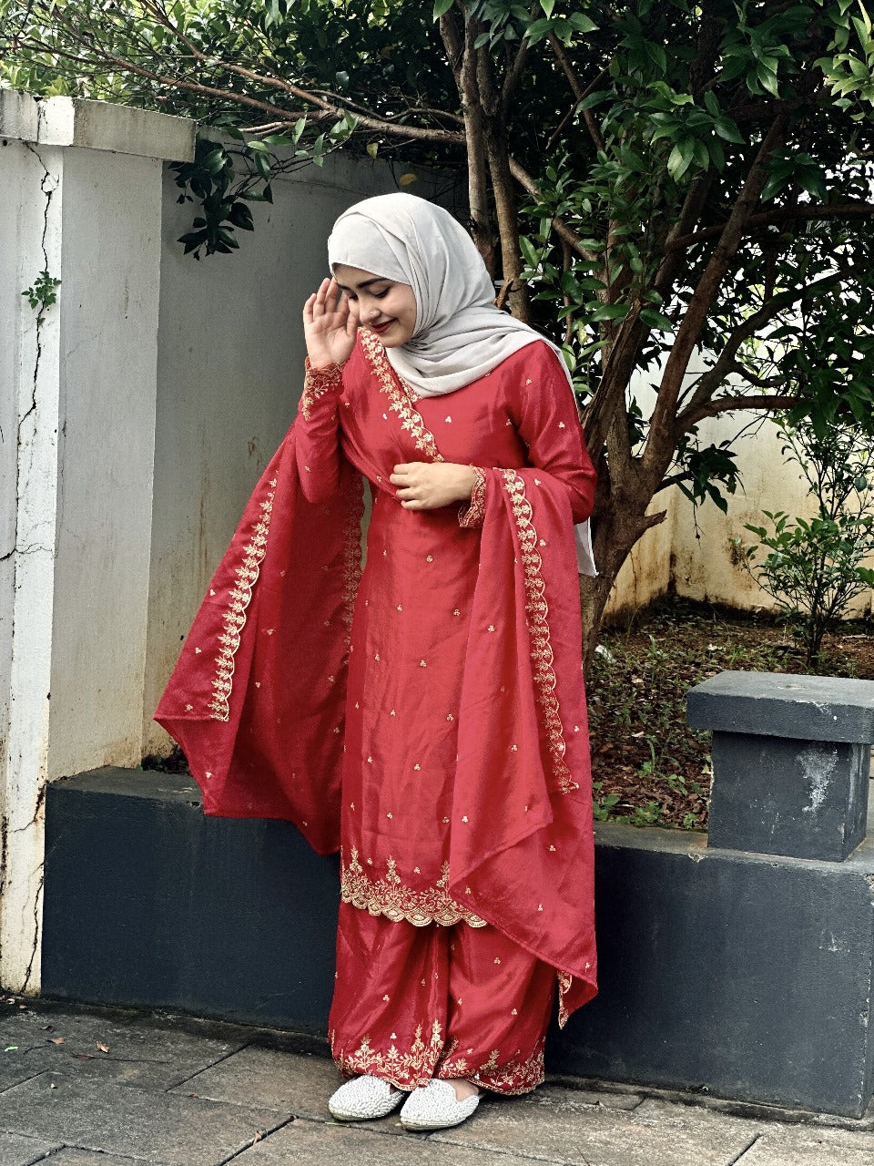🌸✨ AC-7071 ✨🌸

💃 Festival Special Pure Chinon Silk Embroidered Sequence Top-Plazzo with Dupatta Set 💃
