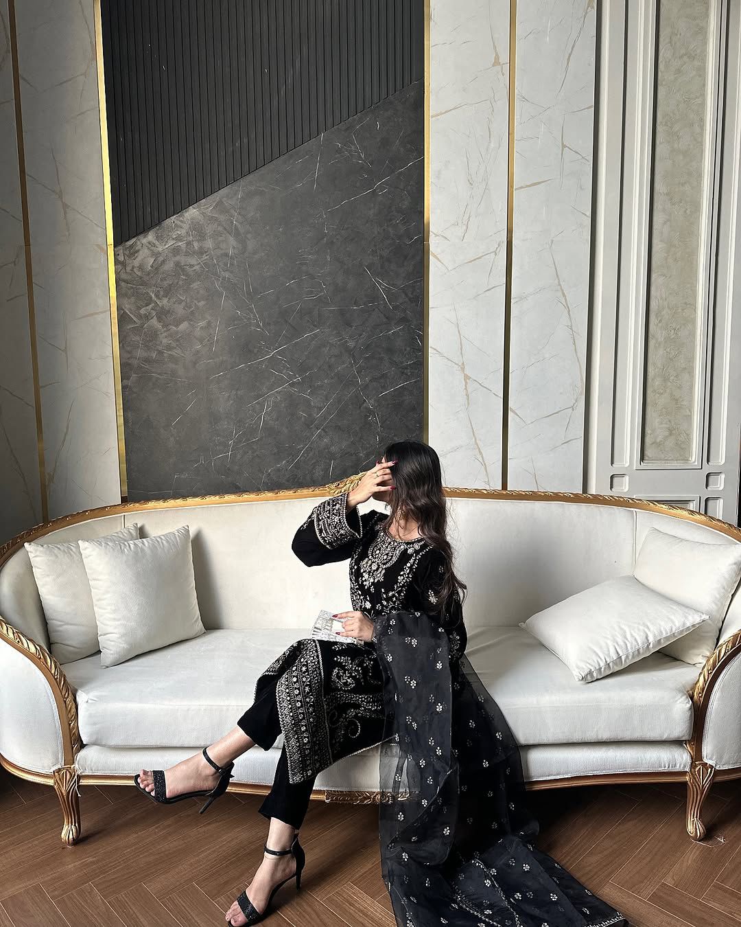 ✨ LC-1389 – Luxury Velvet Kurti–Pant with Embroidered Net Dupatta ✨