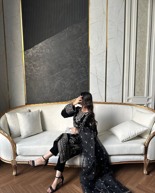 ✨ LC-1389 – Luxury Velvet Kurti–Pant with Embroidered Net Dupatta ✨