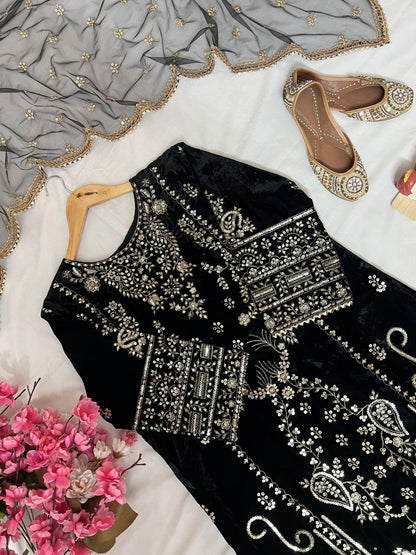 ✨ LC-1389 – Luxury Velvet Kurti–Pant with Embroidered Net Dupatta ✨