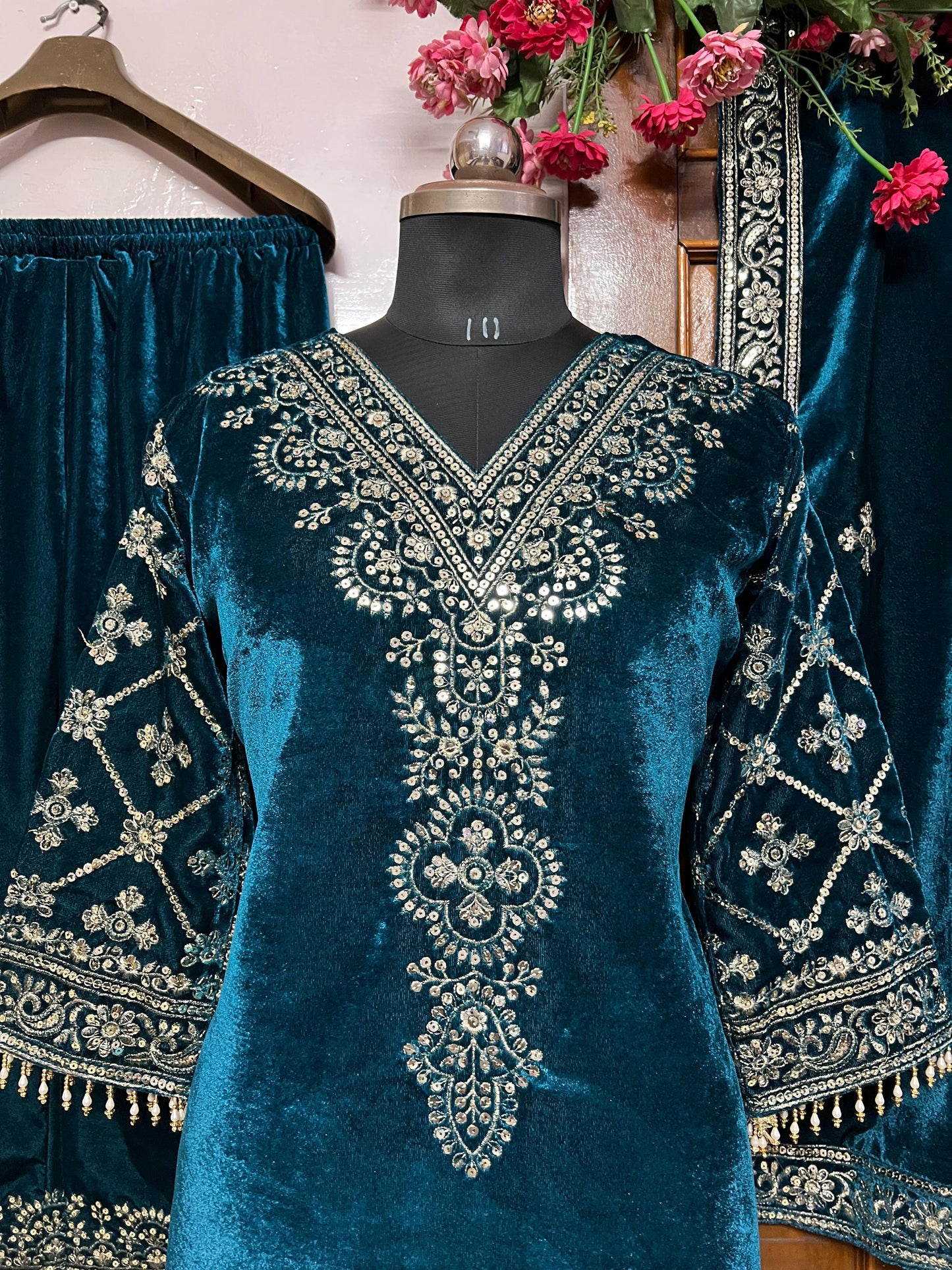 💐❤️LC 1333 VELVET KURTA & PANT (3-PIS SET) WITH BEAUTIFUL SEQUINS EMBROIDERY WORK💐❤️